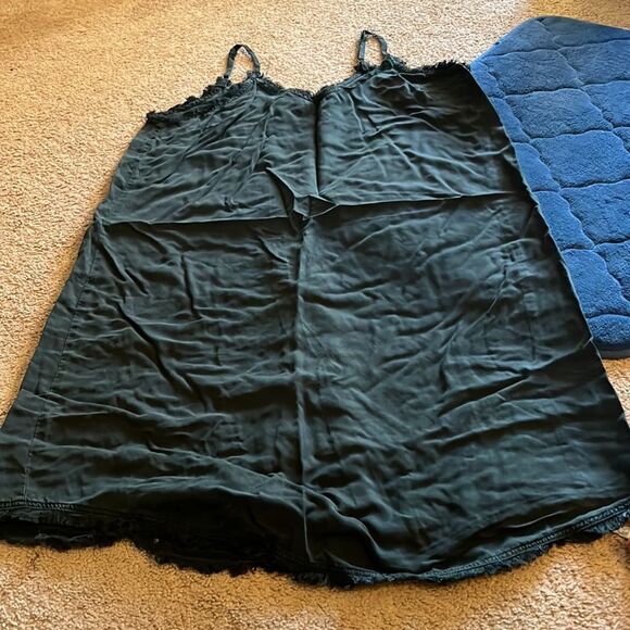 Thread & supply large black dress - Picture 2 of 7